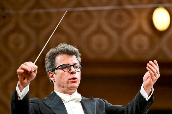 Philharmoniker-unter-Jakub-Hr-a-Schauergeschichten-mit-starkem-Sound