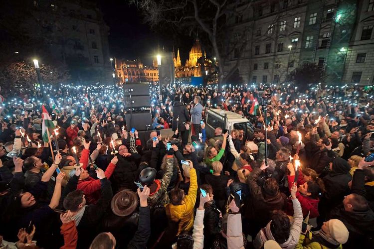 Handy-Leuchten in den Himmel bei einer Demo gegen Viktor Orbán.