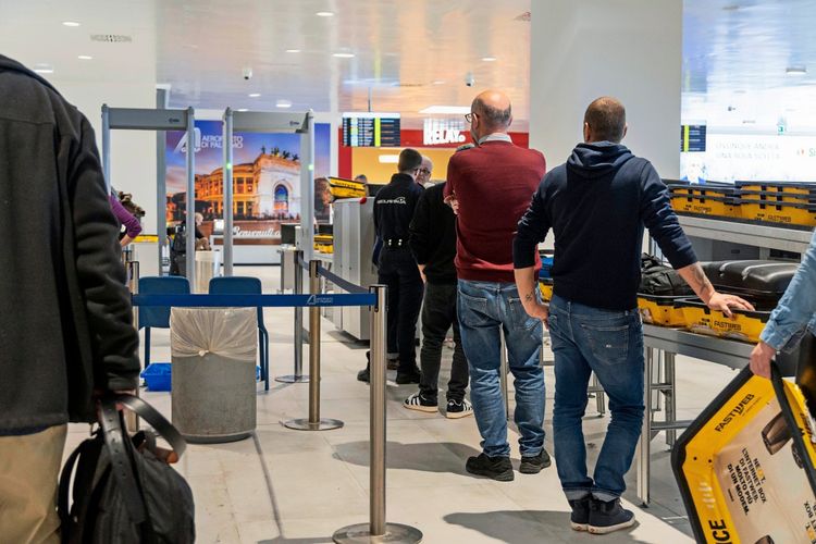 Was Darf Nicht Durch Die Sicherheitskontrolle Am Flughafen www.derstandard.at