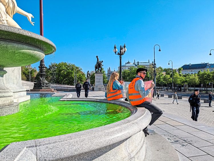Die Letzte Generation färbte das Wasser des Brunnens vor dem Parlament grün