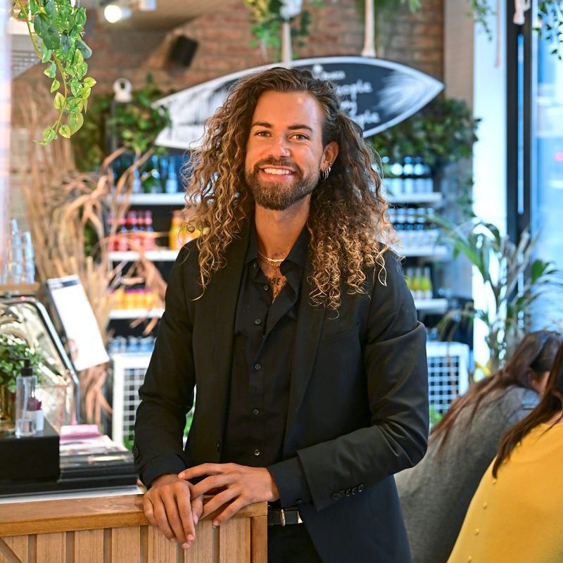 Hank Ge Gewiefter Geschäftsmann mit Lockenpracht Mehr Lifestyle