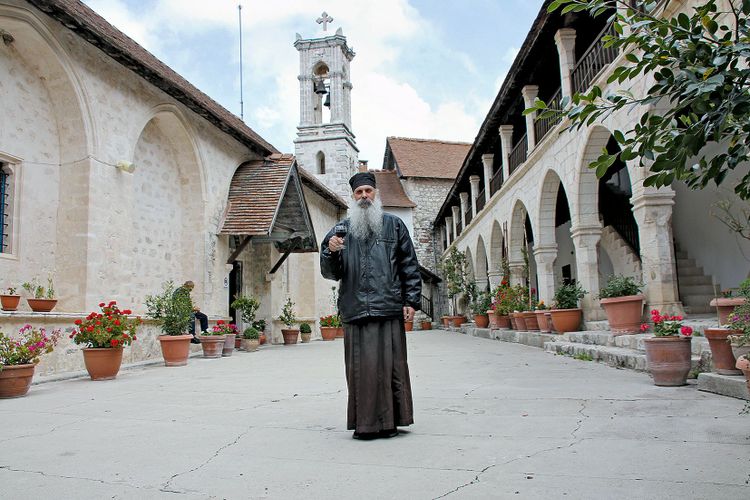 Im Kloster der Panagia Chrysorrogiatissa philosophiert Mönch Efthymios über zyprischen Wein.
