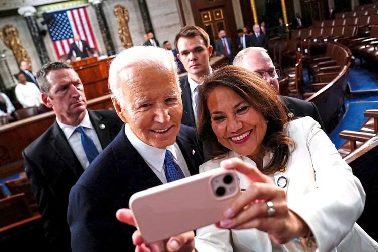 Joe Biden, der Kommunikator: Hände schütteln, Schultern abklopfen, Selfies machen.