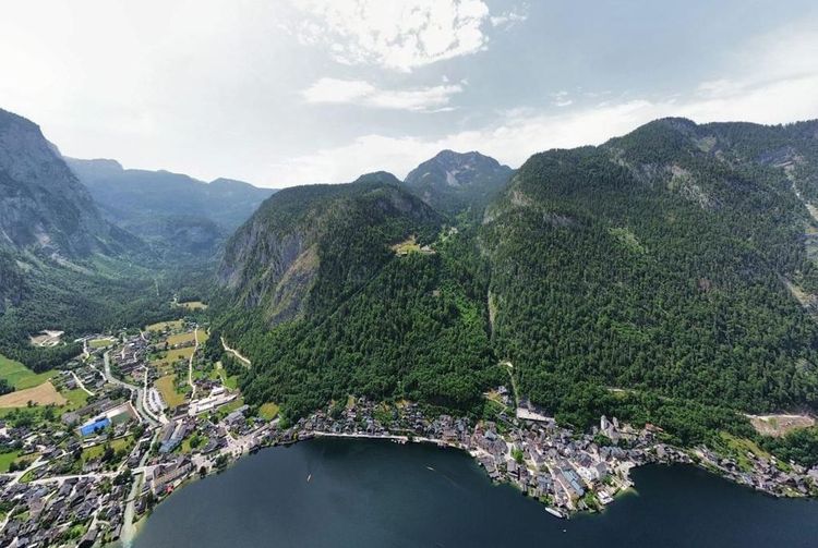 Die idyllisch am See gelegene Welterbegemeinde – darüber das Salzbergtal mit seinen prähistorischen Fundstellen