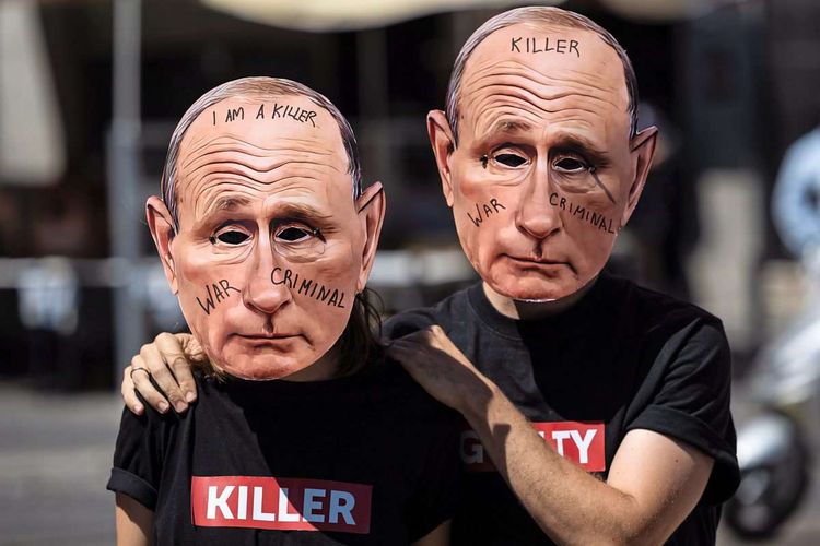 Putin-Gegner mit Masken.