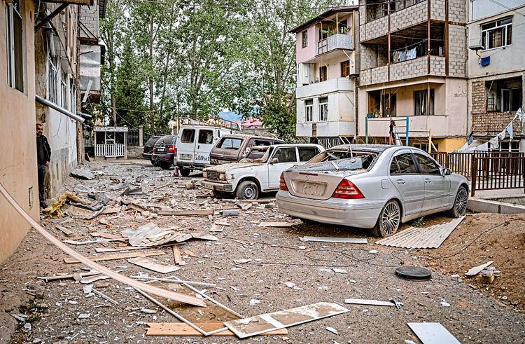 Zerstörungen in einem Wohngebiet Stepanakerts.