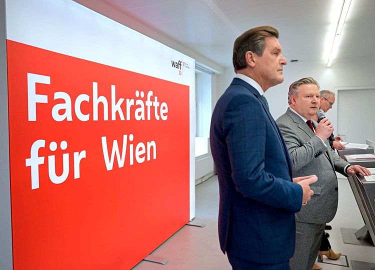 Finanzstadtrat Peter Hanke (SPÖ), Wiens Bürgermeister Michael Ludwig (SPÖ) sowie WKW-Vizepräsident Alexander Biach im Rahmen einer Präsentation der Stadt Wien