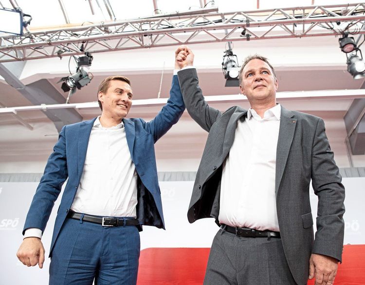 SPÖ-Bundesparteichef Andreas Babler und SPÖ-Landesparteichef von Niederösterreich Sven Hergovich am Parteitag in Sank Pölten.