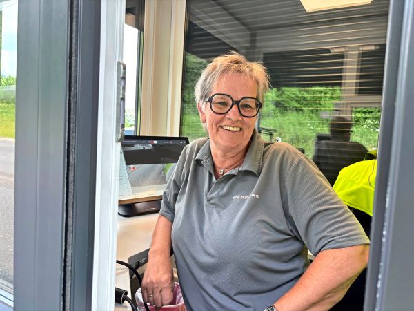 Arbeiten-in-der-Mautkabine-Am-Freitag-kommt-immer-einer-und-bringt-eine-Schachtel-Merci-