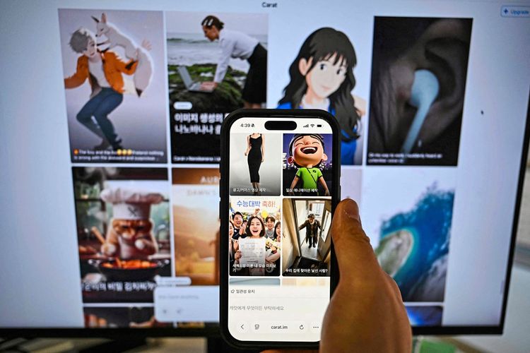 Eine Hand hält ein Smartphone, das die Benutzeroberfläche der generativen KI Carat zeigt. Im Hintergrund ist der Carat-Webseite auf einem großen Monitor zu sehen, auf dem verschiedene durch KI generierte Bilder dargestellt sind.