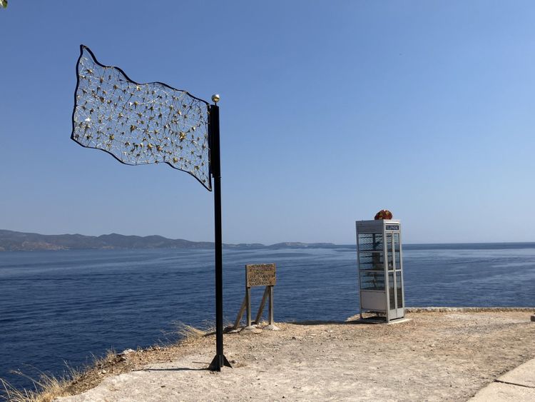 Alte Telefonzelle auf einem Plateau über dem Meer