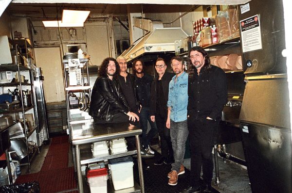 Gut-gebr-llt-Die-Foo-Fighters-rocken-wieder-ihre-Jeanshosen-kaputt