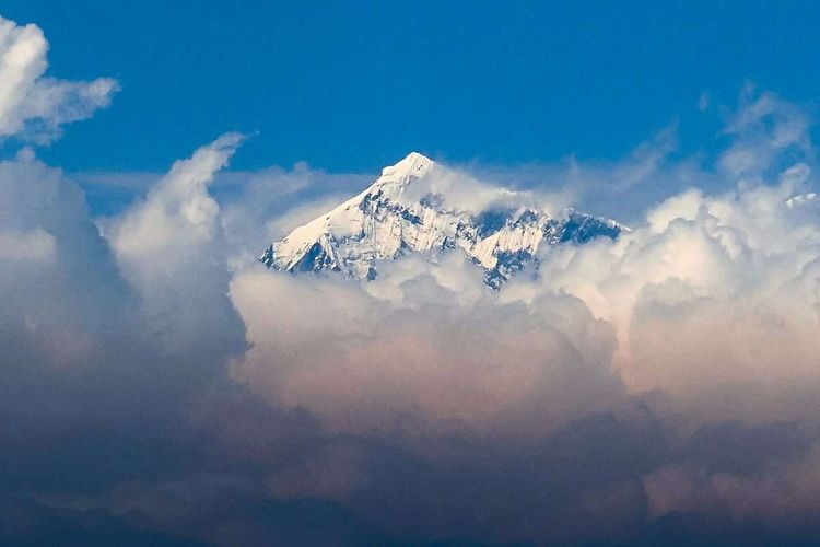 Kritik gibt es nicht nur an der geplanten Maßnahme, sondern auch daran, dass Anbieter auch unerfahrenen Touristinnen und Touristen der Aufstieg auf den Everest ermöglichen.
