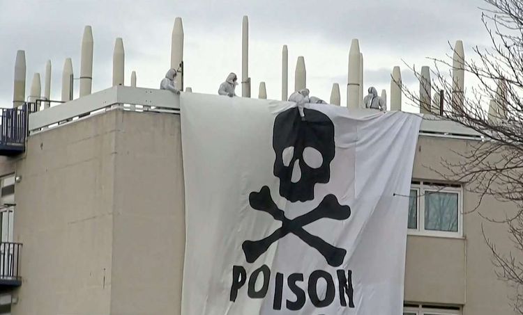 Banner mit Totenkopf und Aufschrift 