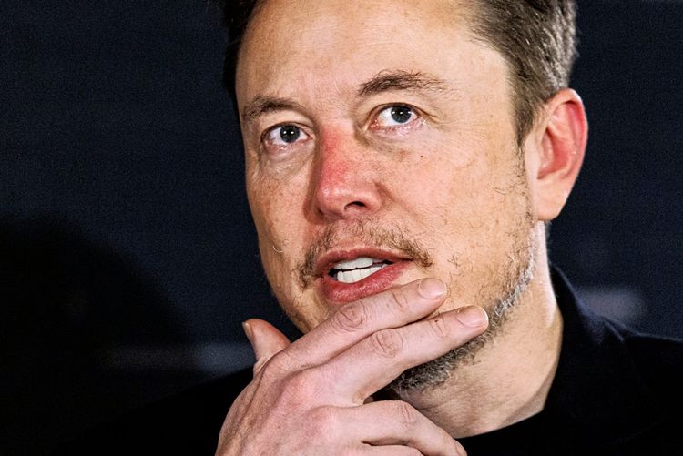 Elon Musk denk nach