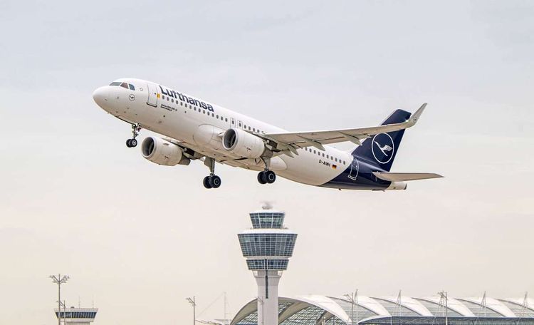 Eine Passagiermaschine der Lufthansa hebt am Flughafen München ab.