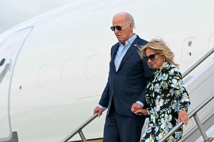 US-Präsident Joe Biden und seine Gattin Jill Biden verlassen ein Flugzeug