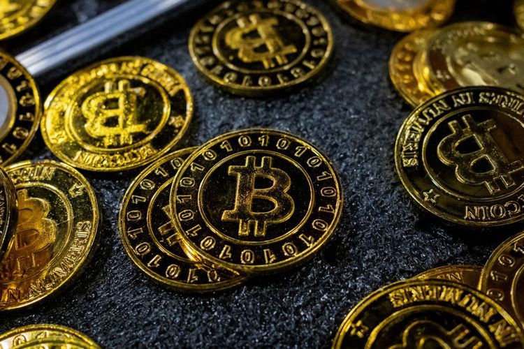 Das Bild zeigt Bitcoin-Münzen.