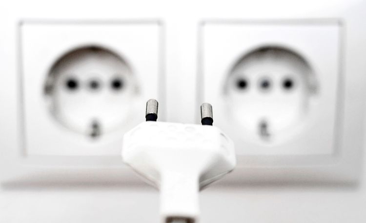 Ein Eurostecker und zwei Steckdosen