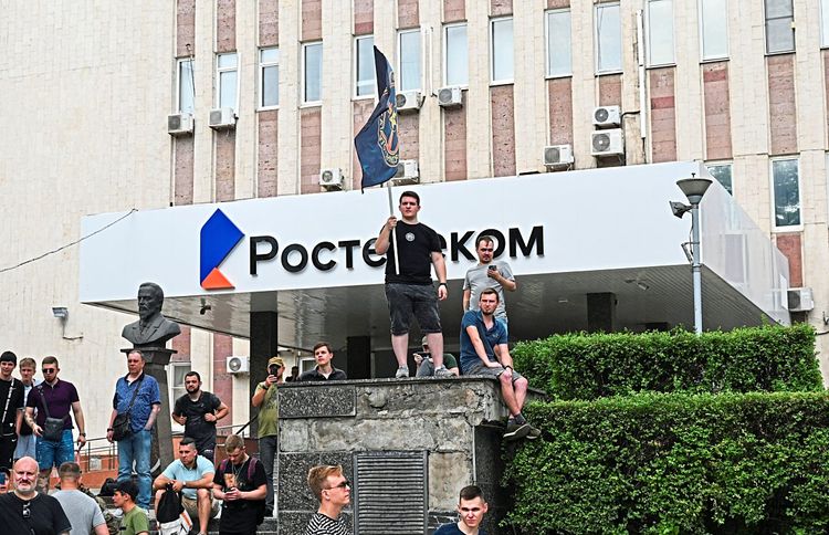 Ein Unterstützer der Söldnergruppe Wagner vor der Niederlassung von Rostelecom in Rostov.