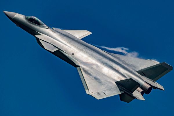 J-20S-Neue-Bilder-zeigen-Chinas-m-gliches-Drohnen-Mutterschiff