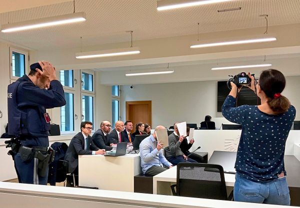 Betrugsprozess-gegen-die-schweigsamen-Komplizen-der-Schamanin-