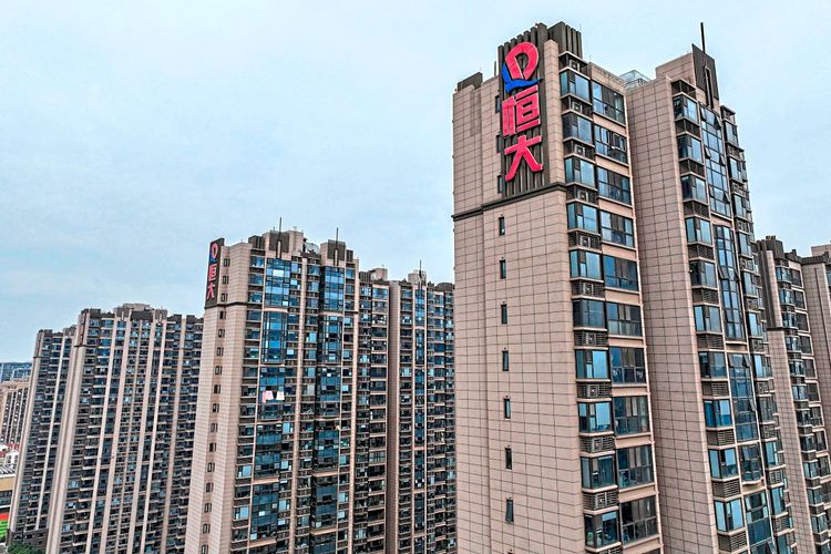 Das Evergrande-Logo auf Wohngebäuden in Nanjing, in Chinas östlicher Provinz Jiangsu.