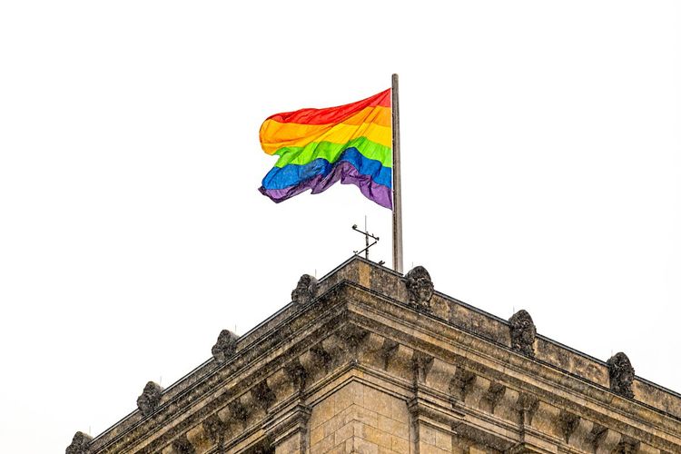 Regenbogenflagge, Gebäude