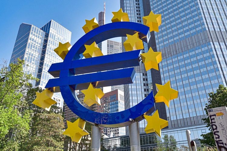 Euro Symbol am Willy Brandt Platz Frankfurt am Main