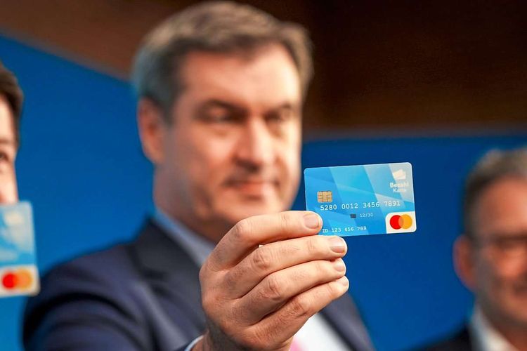 Bayerns Ministerpräsident Markus Söder (CSU) präsentiert die neue Bezahlkarte für sein Bundesland. Sie wird nun in einigen Modellregionen getestet