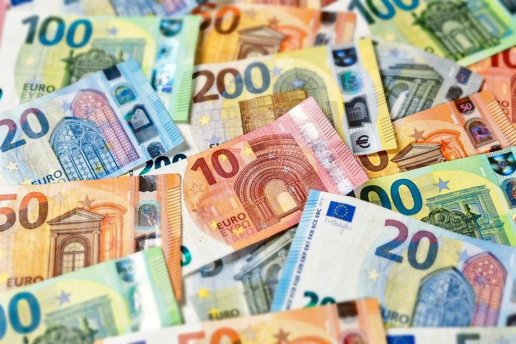Ein Stapel verschiedener Euro-Banknoten in verschiedenen Farben und Stückelungen, darunter 10-, 20-, 50-, 100- und 200-Euro-Scheine.