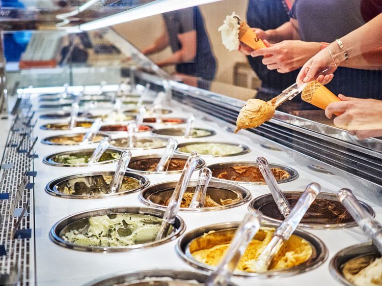 Verschiedene Sorten Gelato in einer Eisvitrine.