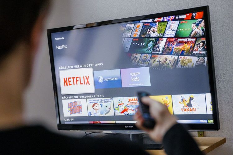 Das Logo des Streaming Dienstes Netflix ist auf einem Fernseher zu sehen