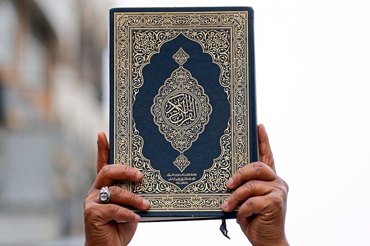 Koran, der hochgehalten wird