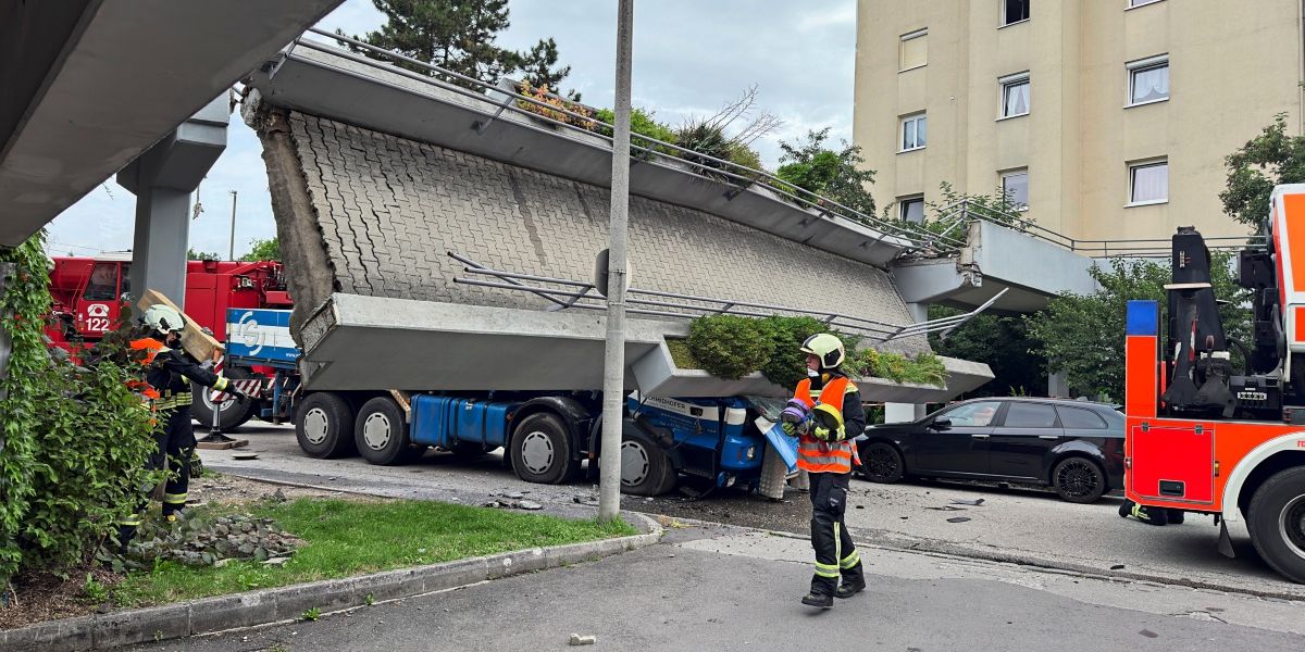 Pedestrian bridge collapses in Linz: two people trapped in truck