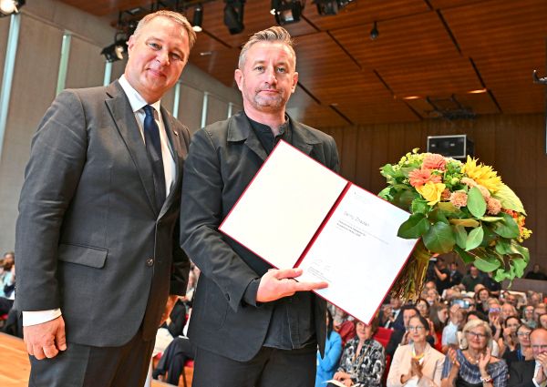 Von-Artmann-bis-Zhadan-Welche-Bilder-Dichter-von-sich-zeichnen