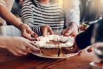 Manche nehmen schon beim Blick auf Kuchen zu, andere können ungehemmt essen. Warum?