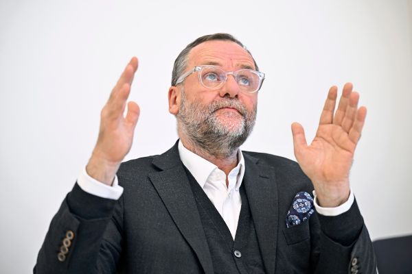 Kein-Bruderzwist-Schellhorn-gegen-Schellhorn-in-G-nter-Traxlers-Blattsalat