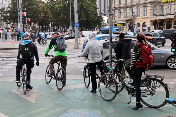 Wie viele Kilometer radelt ihr täglich und wohin?