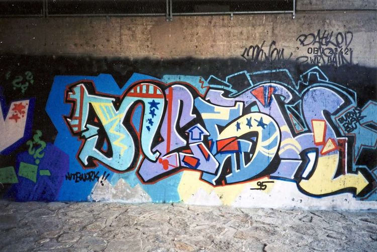 Ein Graffiti von Nesh an der Brigittenauer Brücke, das wahrscheinlich 1995 gesprüht wurde.