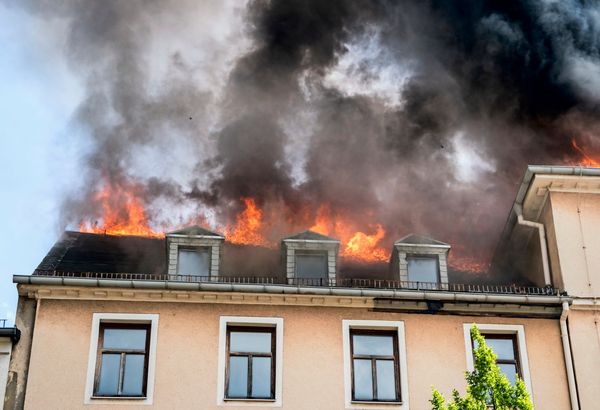 Wie-soll-man-sich-verhalten-wenn-es-zu-Hause-brennt-