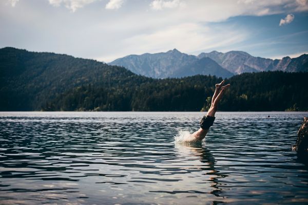 -rztin-Man-schluckt-kein-Wasser-beim-Ertrinken-man-atmet-es-ein-