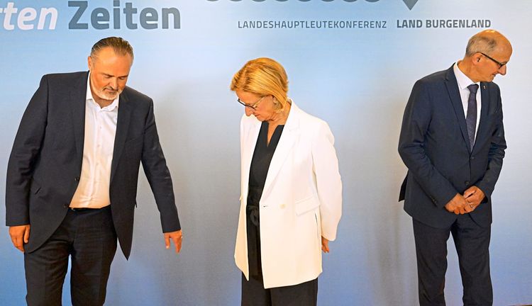 Im Bild zu sehen sind Hans Hans Peter Doskozil, Johanna Mikl-Leitner und Anton Mattle bei einem Zusammentreffen im Rahmen der Landeshauptleutekonferenz.