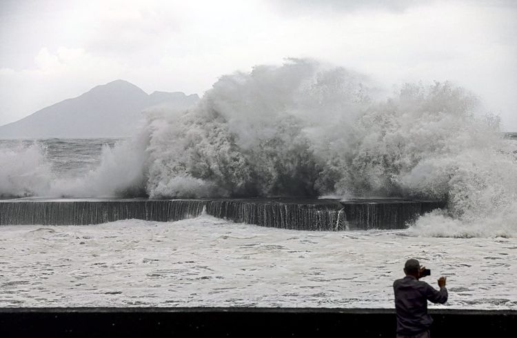 Taifun Haikui trifft in Taiwan an Land.