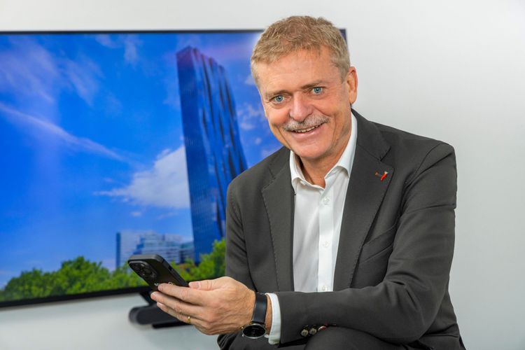 Spusu-Chef Franz Pichler hält ein Smartphone.