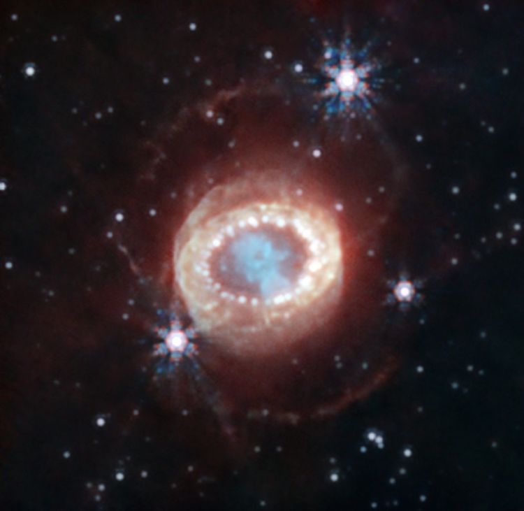 Eine ringförmige kosmische Struktur, die wie ein Auge aussieht.