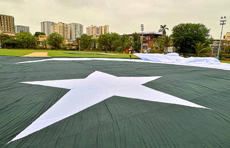 Eine große pakistanische Flagge in einem Park.