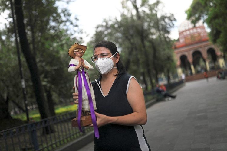 Die Künstlerin Sandra Valenzuela trägt die Statue Santa Mari La Juaricua – die Schutzpatronin gegen Gentrifizierung.