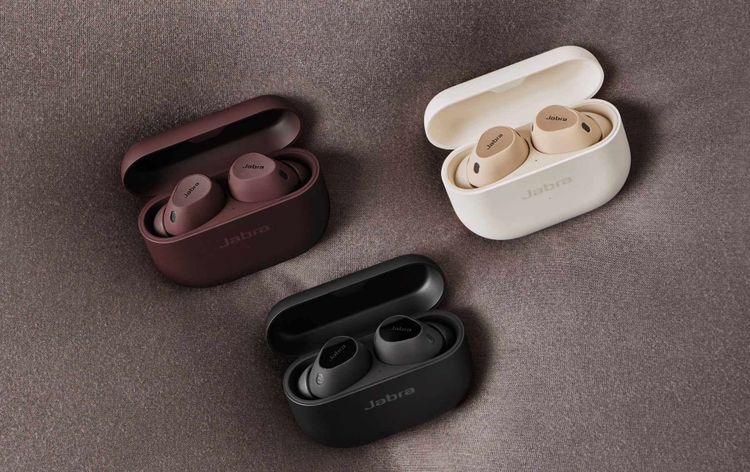 Das Bild zeigt die In-Ear-Kopfhörer Jabra Elite 10 in drei unterschiedlichen Farben