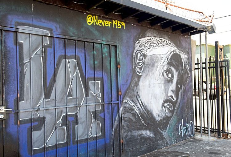 Eine Tupac Shakur gewidmete Graffiti-Wand in Los Angeles